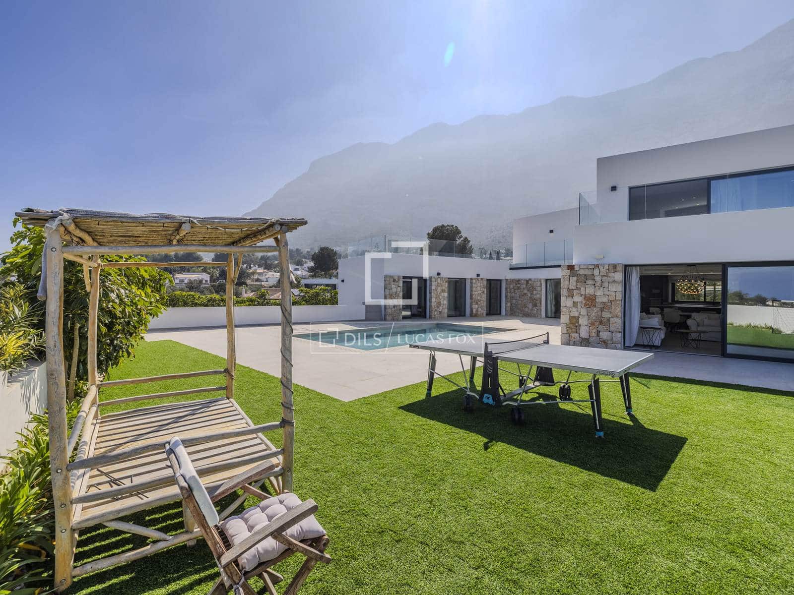 4 slaapkamer Villa te koop in Denia met zwembad garage - € 1.795.000 (Ref: 9635017)