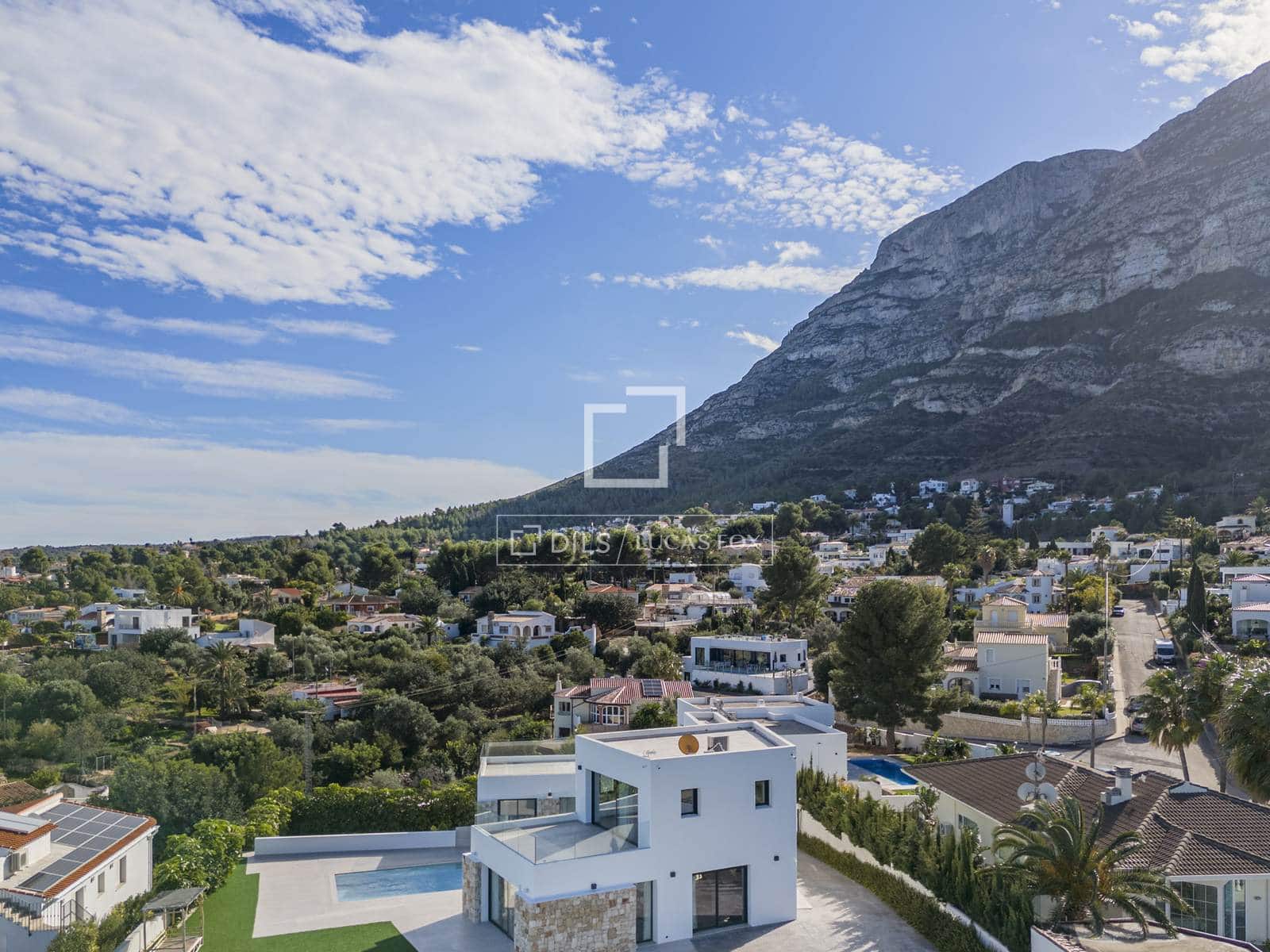 4 slaapkamer Villa te koop in Denia met zwembad garage - € 1.795.000 (Ref: 9635017)