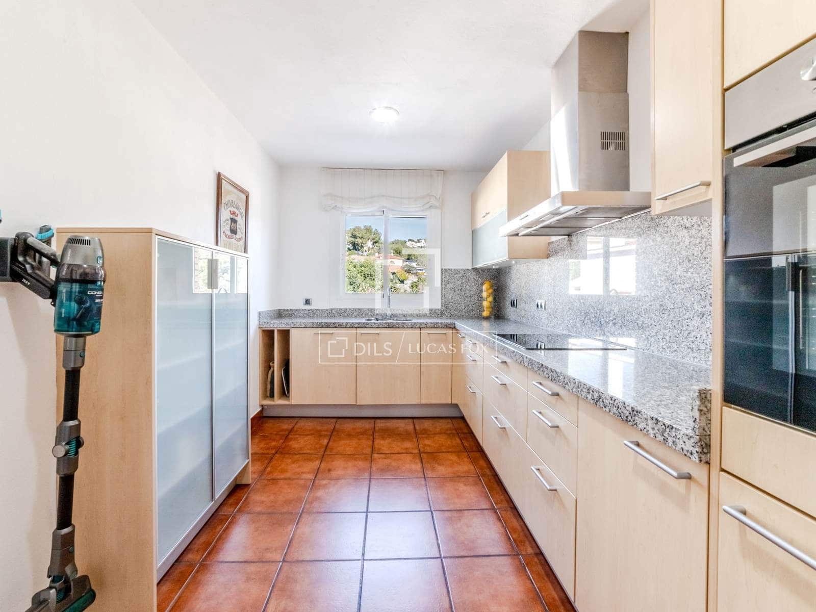 5 bedroom Villa for sale in Olivella with pool garage - € 495,000 (Ref: 9635057)