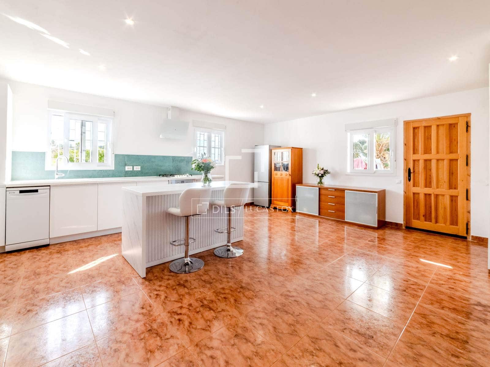 5 bedroom Villa for sale in Olivella with pool garage - € 495,000 (Ref: 9635057)