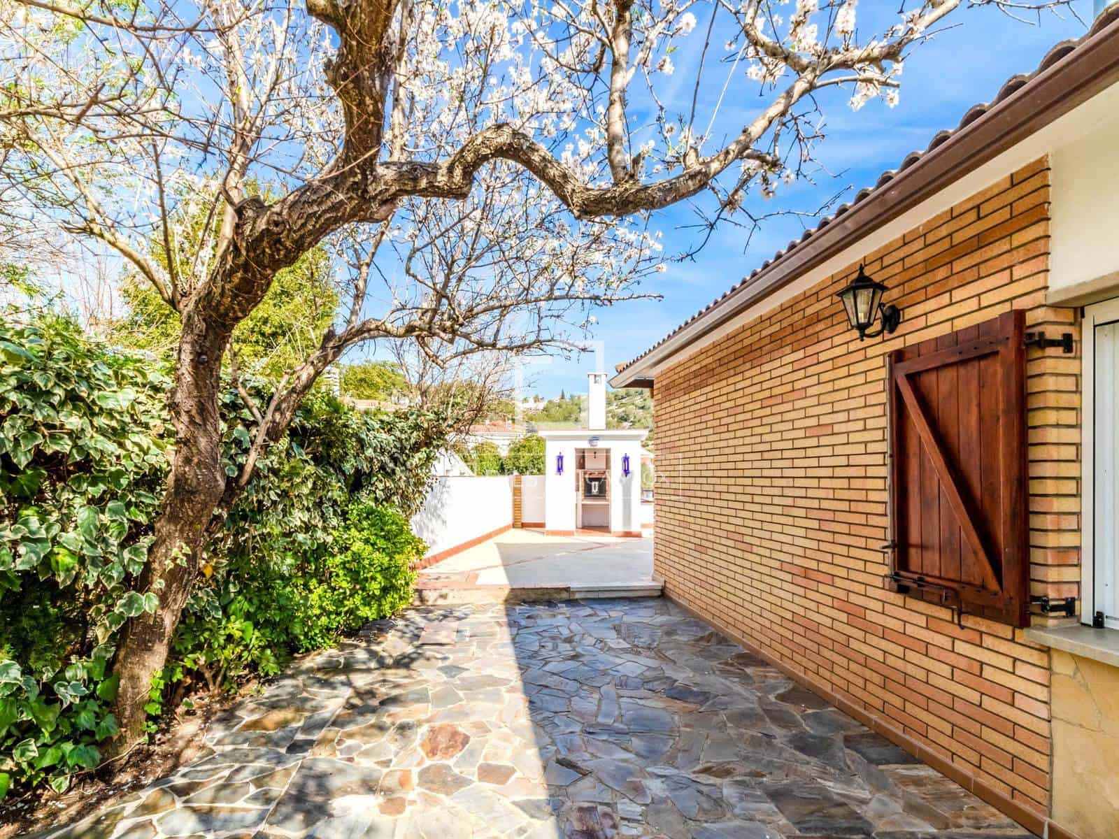 5 bedroom Villa for sale in Olivella with pool garage - € 495,000 (Ref: 9635057)