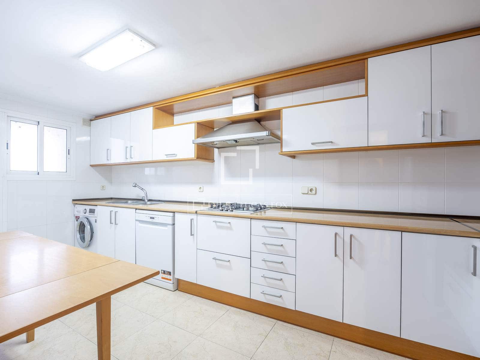 4 slaapkamer Appartement te huur in Valencia stad - € 2.000 (Ref: 9645772)