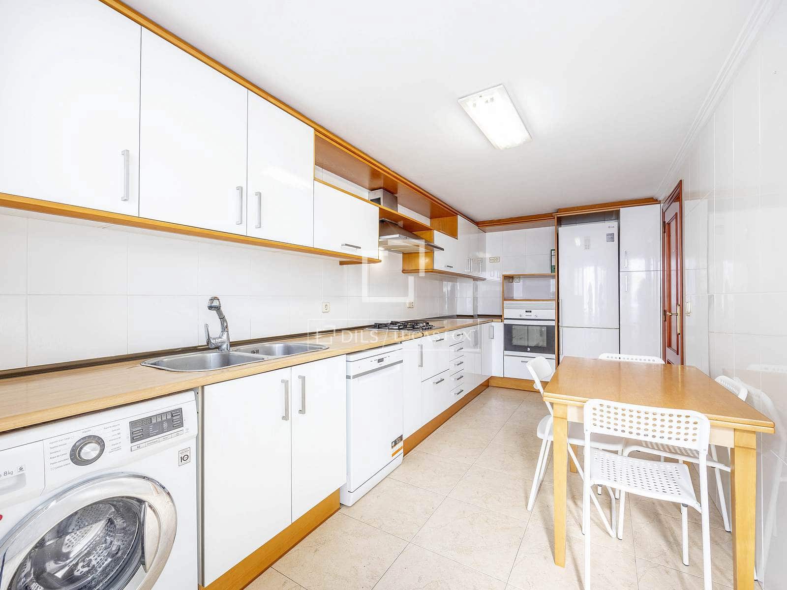 4 bedroom Apartment for rent in Valencia city - € 2,000 (Ref: 9645772)