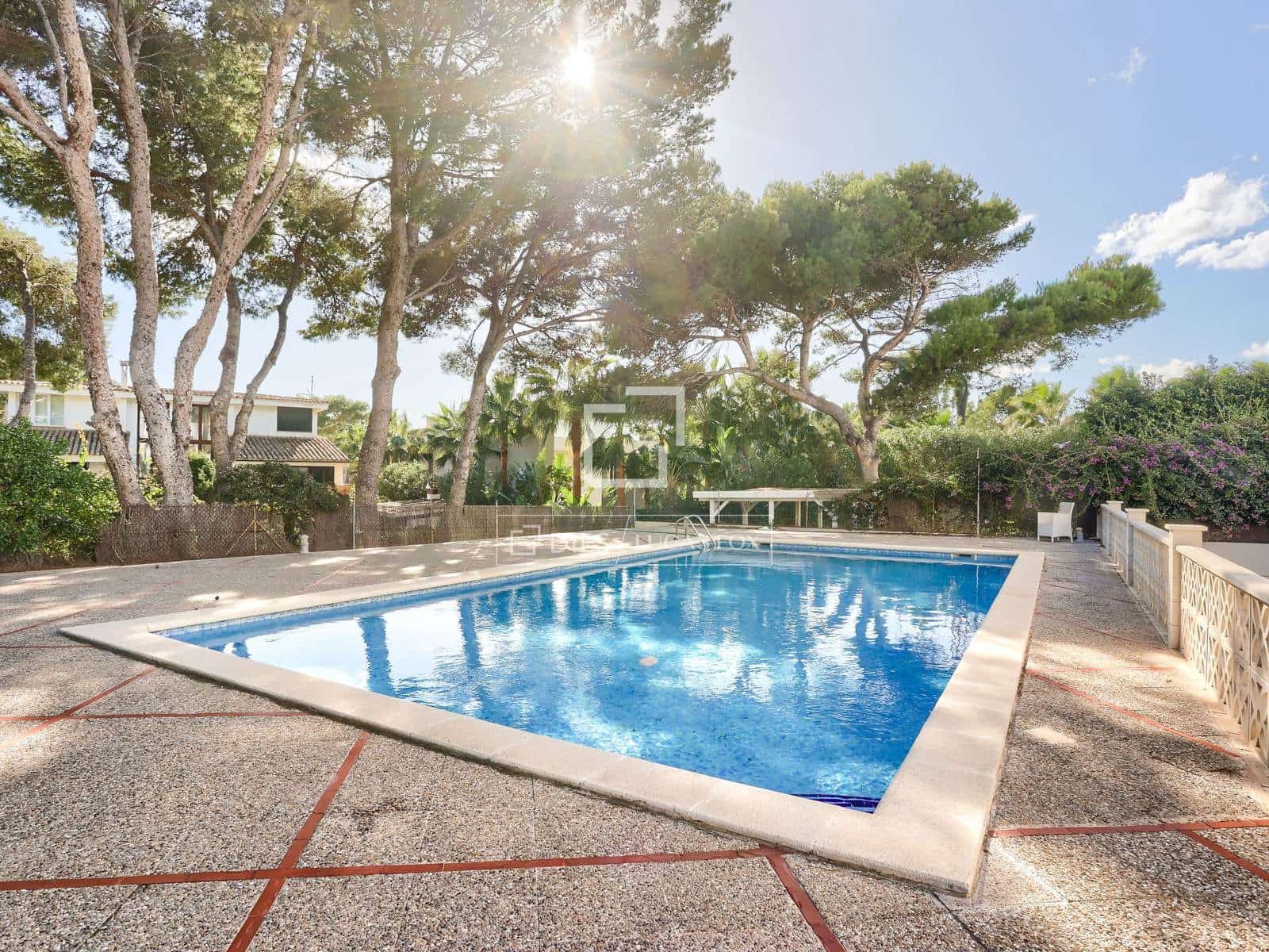 Apartamento de 2 habitaciones en Santa Ponsa en venta con piscina garaje - 595.000 € (Ref: 9645774)