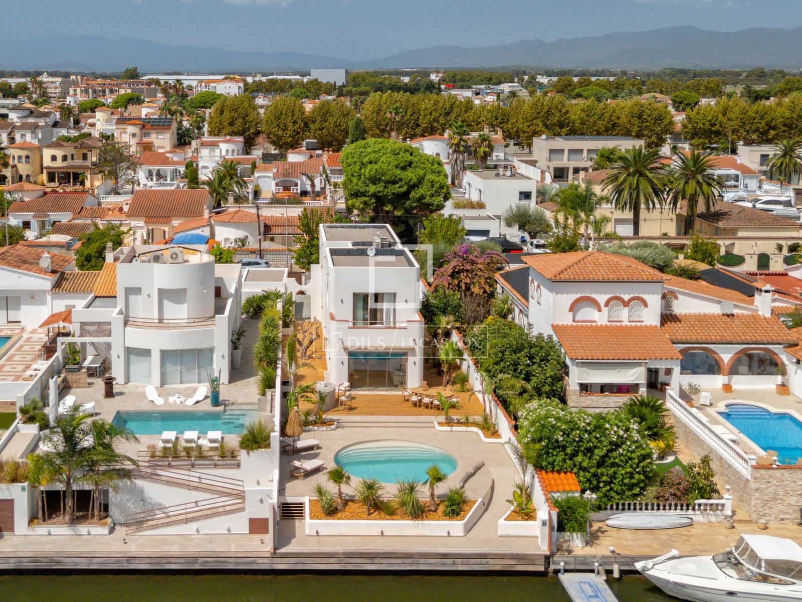 4 soverom Villa til salgs i Empuriabrava med svømmebasseng garasje - € 1 890 000 (Ref: 9650258)