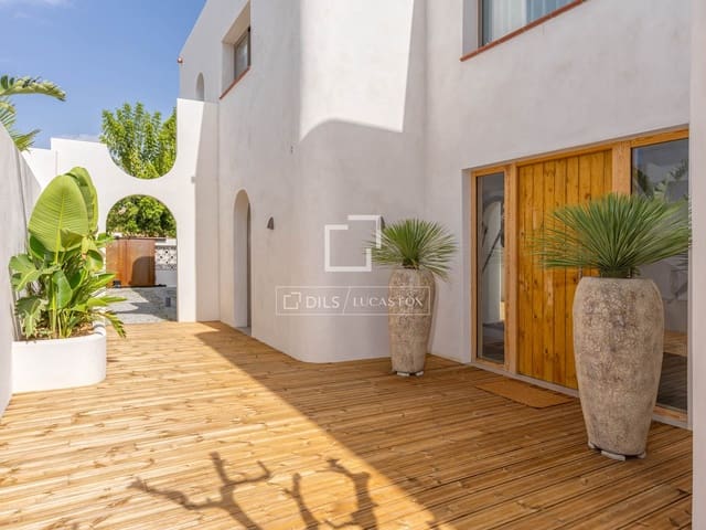 Chalet de 4 habitaciones en Empuriabrava, Castelló d'Empúries en venta con piscina garaje - 1.890.000 € (Ref: 9650258)