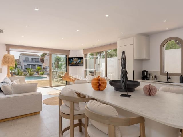 Chalet de 4 habitaciones en Empuriabrava, Castelló d'Empúries en venta con piscina garaje - 1.890.000 € (Ref: 9650258)