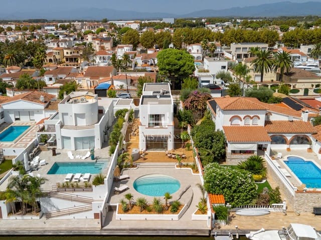 Chalet de 4 habitaciones en Empuriabrava, Castelló d'Empúries en venta con piscina garaje - 1.890.000 € (Ref: 9650258)
