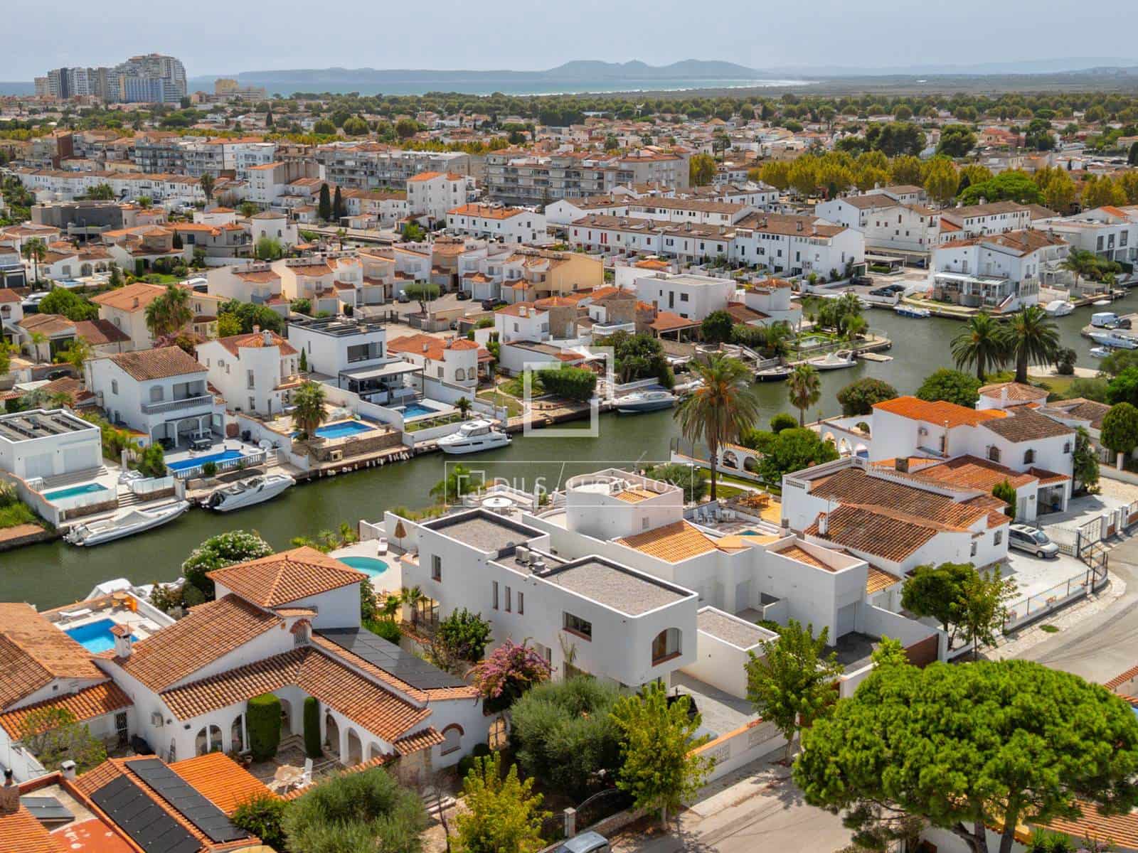 4 soverom Villa til salgs i Empuriabrava med svømmebasseng garasje - € 1 890 000 (Ref: 9650258)