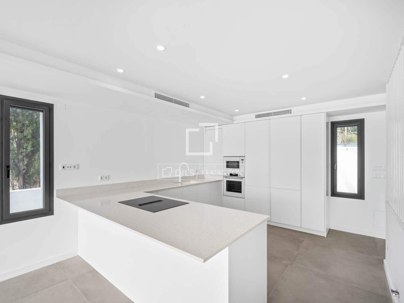 5 bedroom Villa for sale in El Campello with pool - € 2,700,000 (Ref: 9650789)