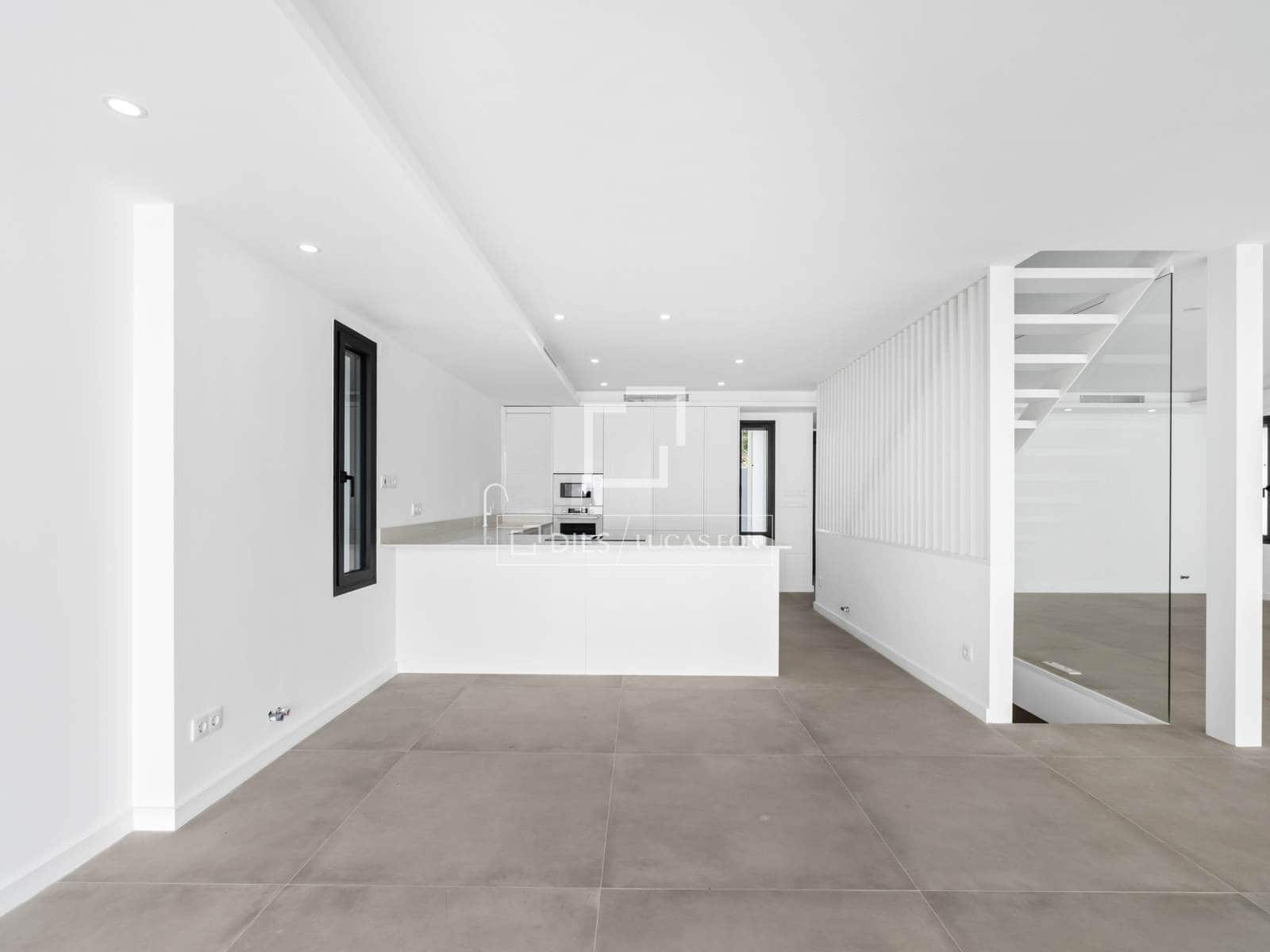 5 bedroom Villa for sale in El Campello with pool - € 2,700,000 (Ref: 9650789)