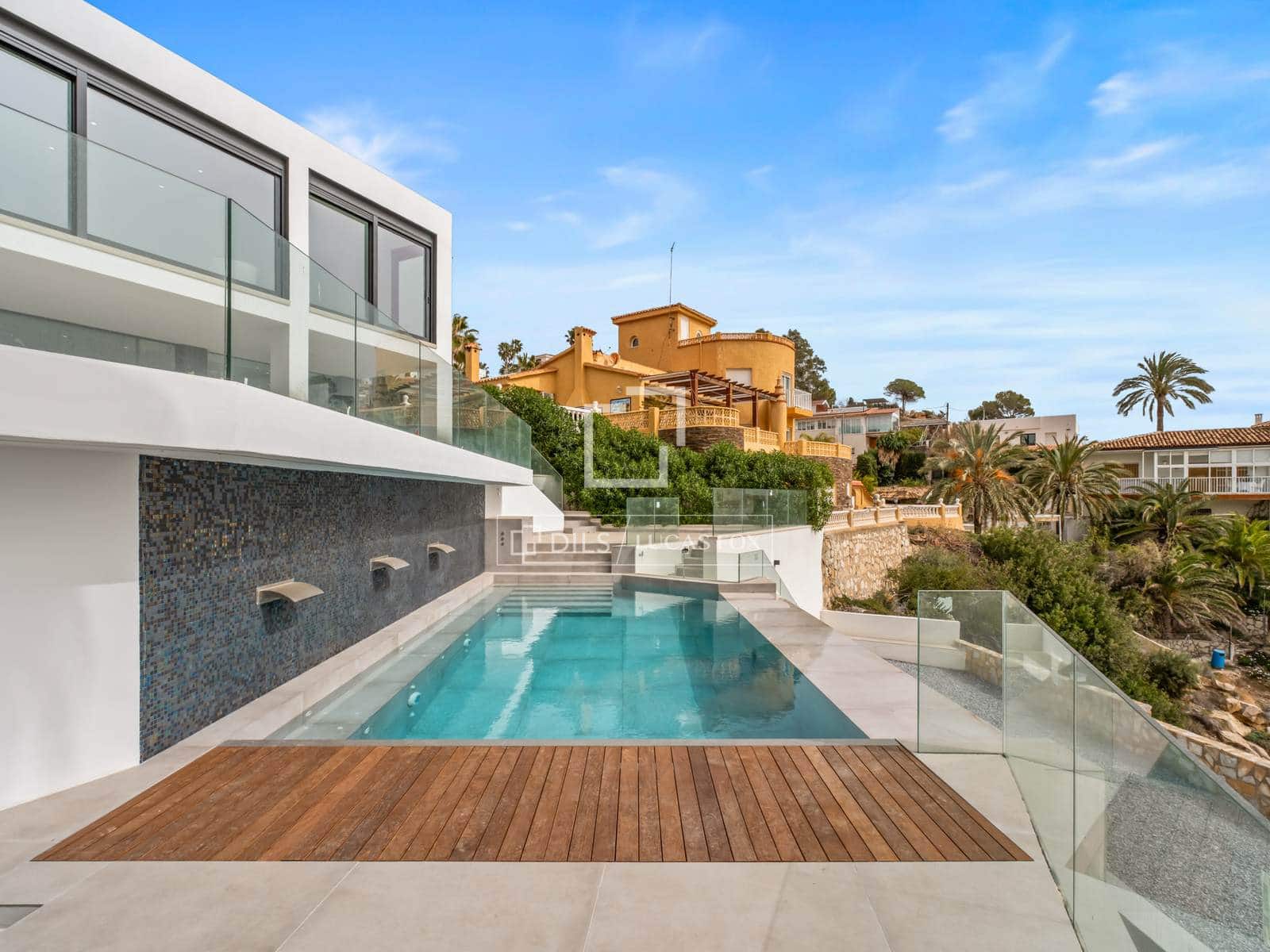 5 bedroom Villa for sale in El Campello with pool - € 2,700,000 (Ref: 9650789)