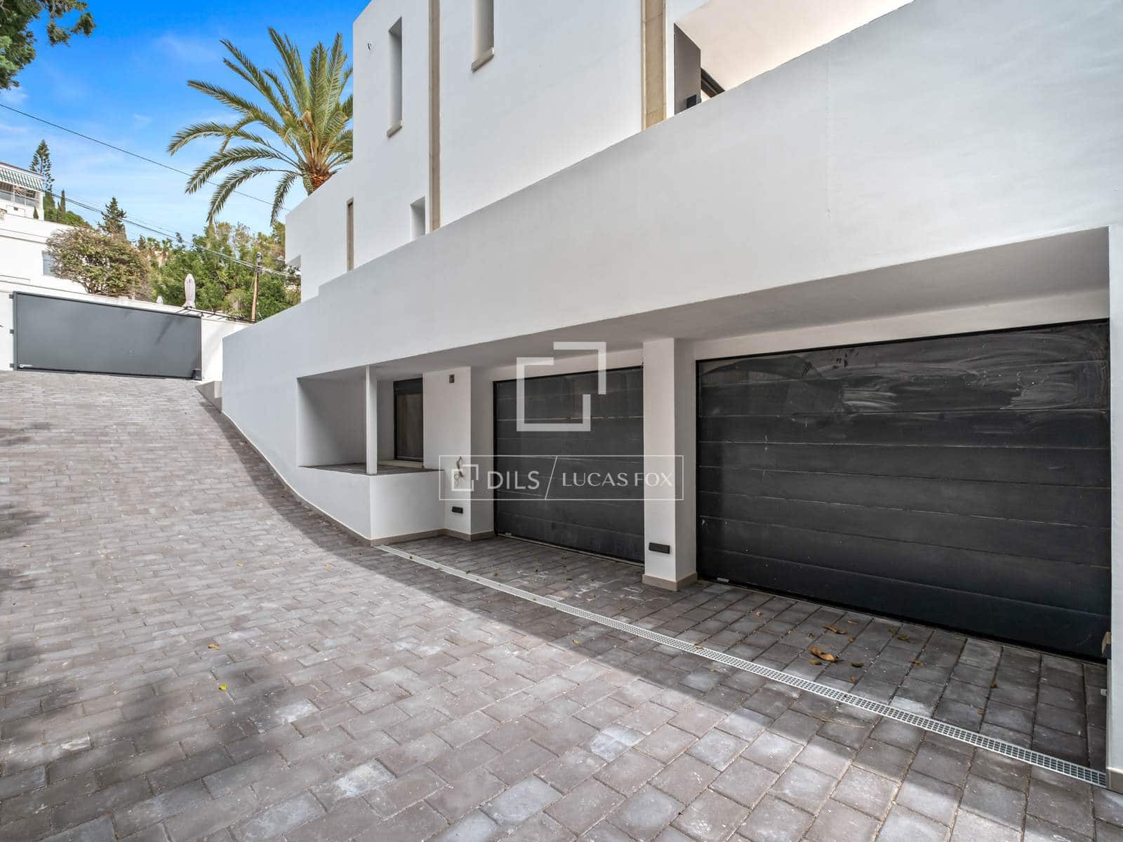 5 bedroom Villa for sale in El Campello with pool - € 2,700,000 (Ref: 9650789)