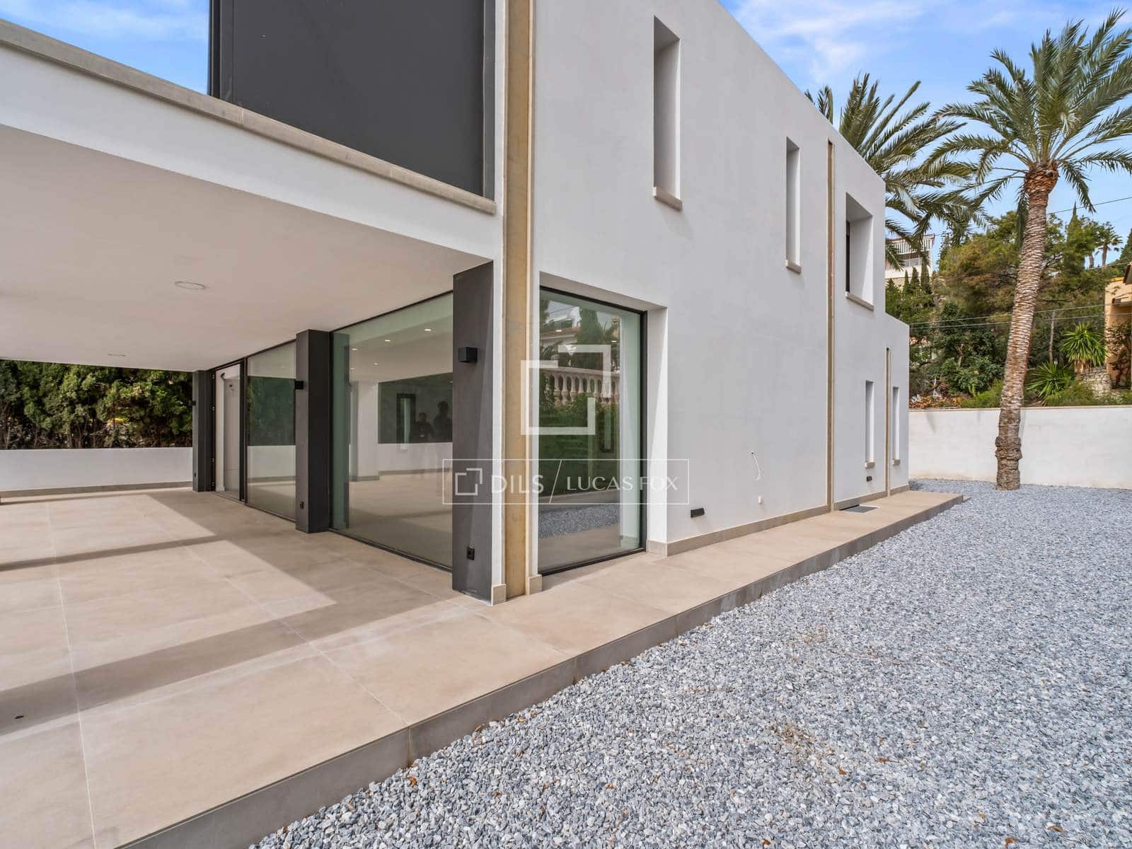 5 bedroom Villa for sale in El Campello with pool - € 2,700,000 (Ref: 9650789)