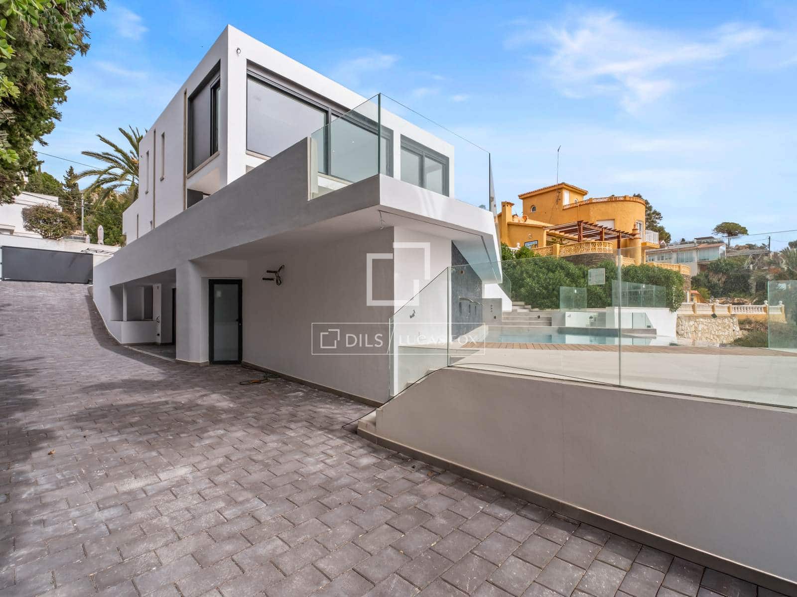 5 bedroom Villa for sale in El Campello with pool - € 2,700,000 (Ref: 9650789)
