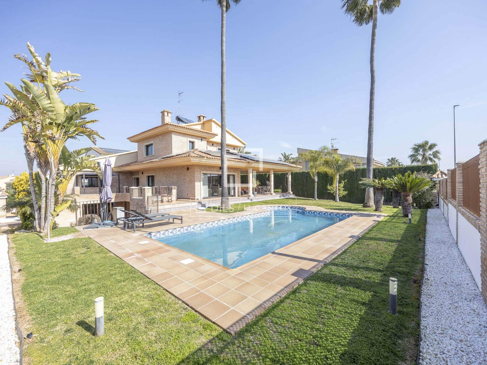 6 bedroom Villa for rent in San Antonio de Benageber with pool garage - € 7,000 (Ref: 9654129)