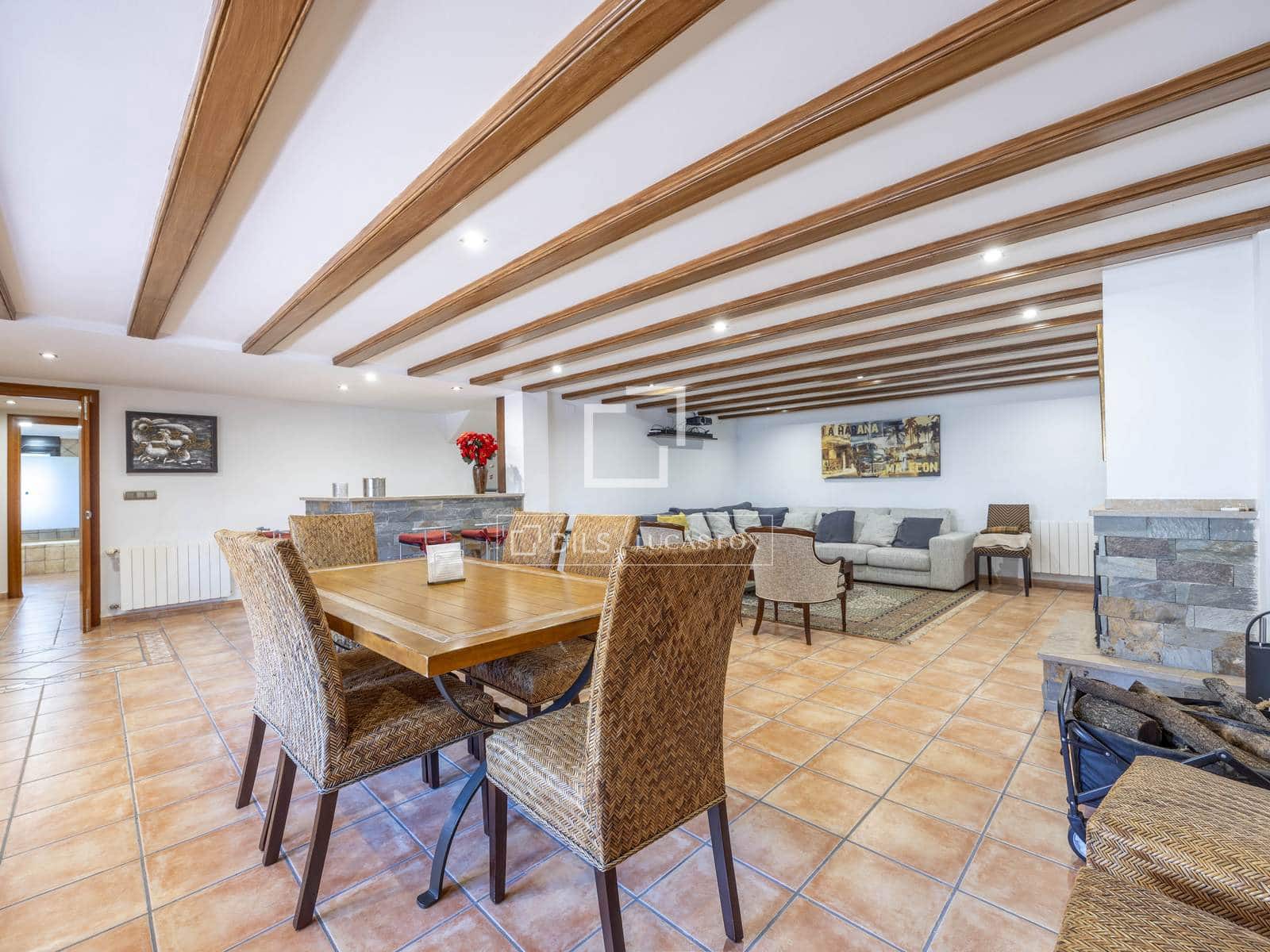 6 bedroom Villa for rent in San Antonio de Benageber with pool garage - € 7,000 (Ref: 9654129)