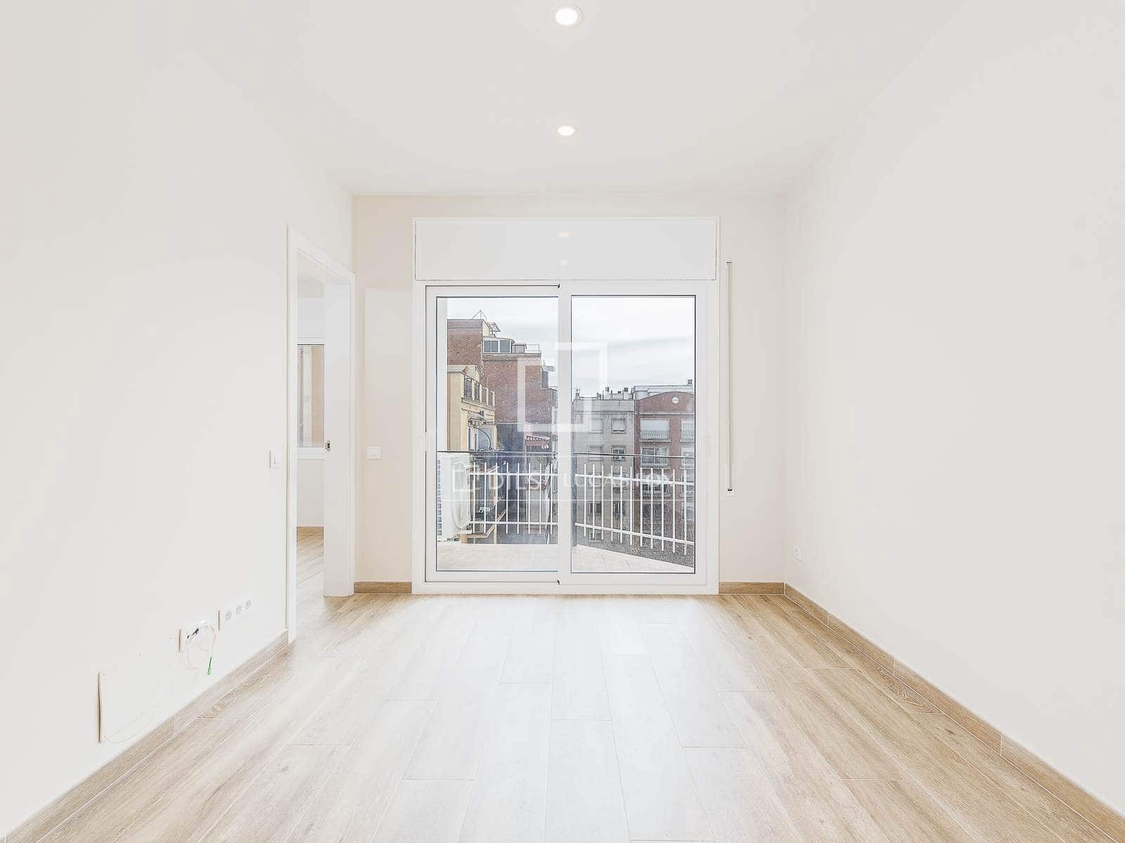 4 slaapkamer Appartement te koop in Barcelona stad - € 450.000 (Ref: 9656653)