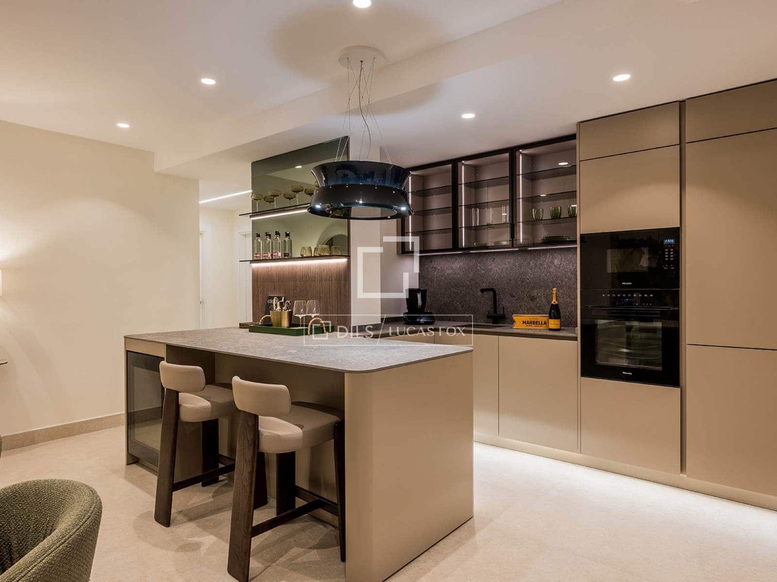 3 chambre Appartement à vendre à Estepona avec piscine garage - 1 995 000 € (Ref: 9657880)