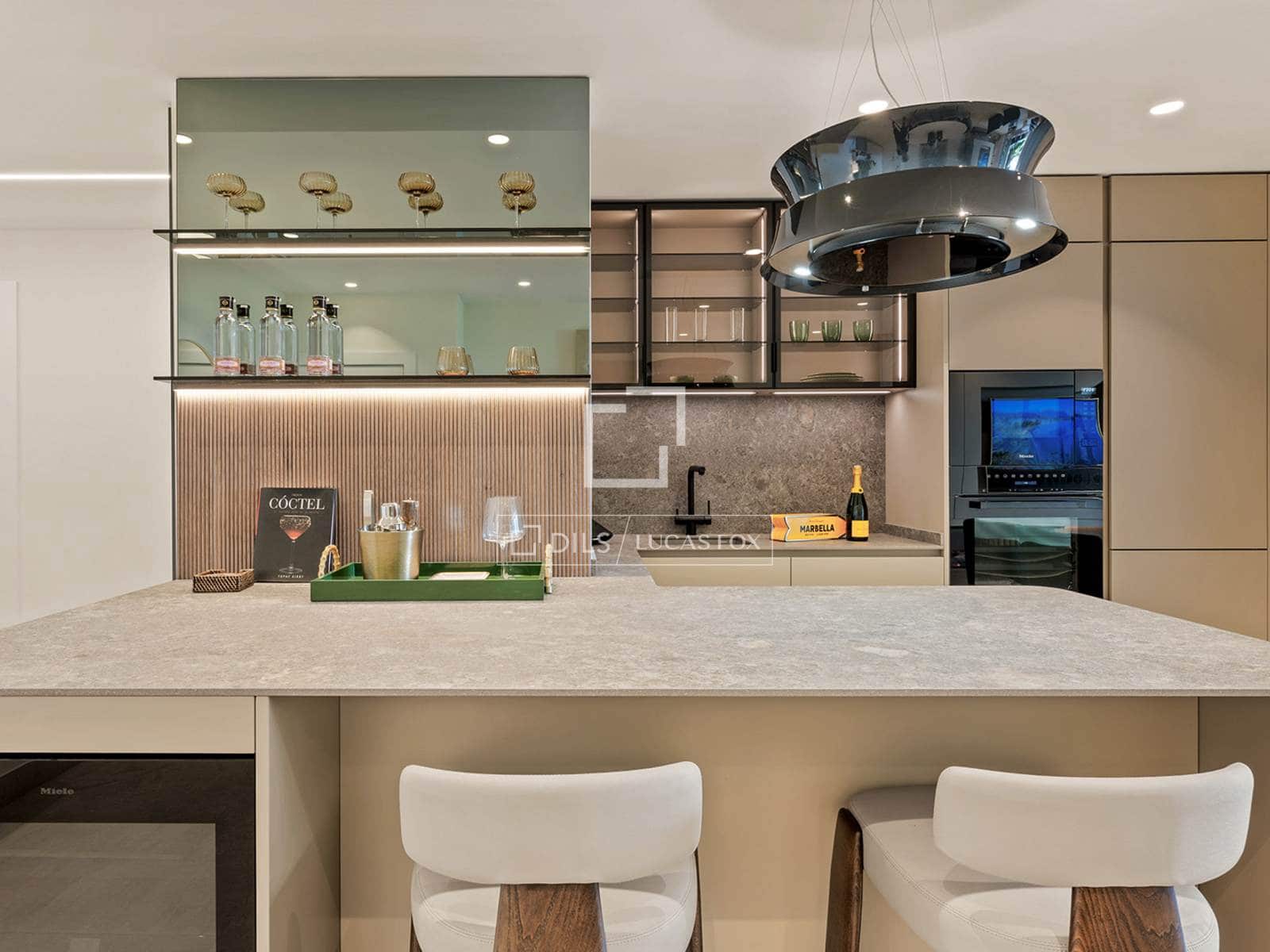 3 chambre Appartement à vendre à Estepona avec piscine garage - 1 995 000 € (Ref: 9657880)