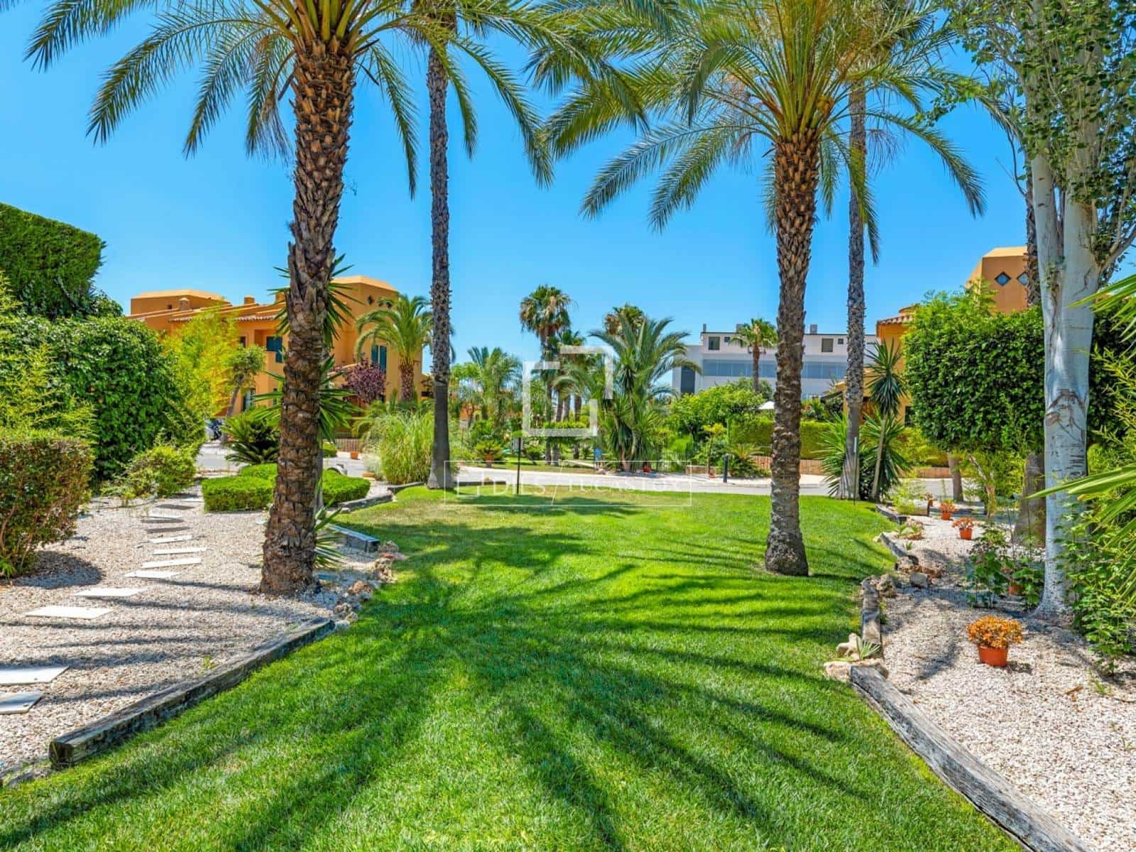 2 bedroom Villa for sale in Finestrat with pool garage - € 295,000 (Ref: 9666988)