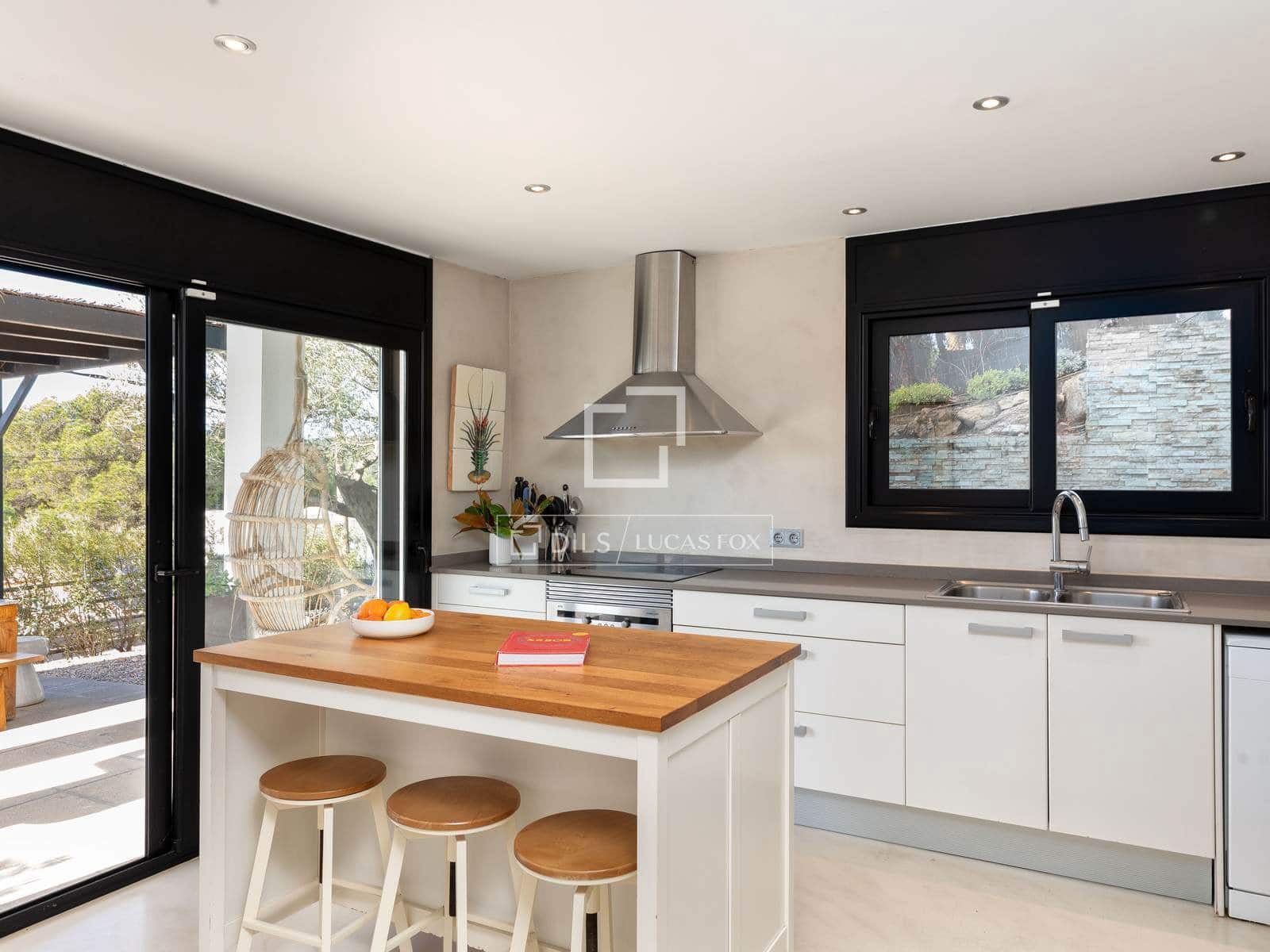 5 bedroom Villa for sale in Tamariu with pool garage - € 1,400,000 (Ref: 9669092)