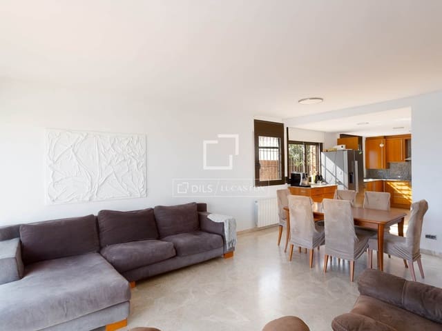 4 slaapkamer Villa te koop in Sant Vicenç de Montalt met zwembad garage - € 700.000 (Ref: 9671005)