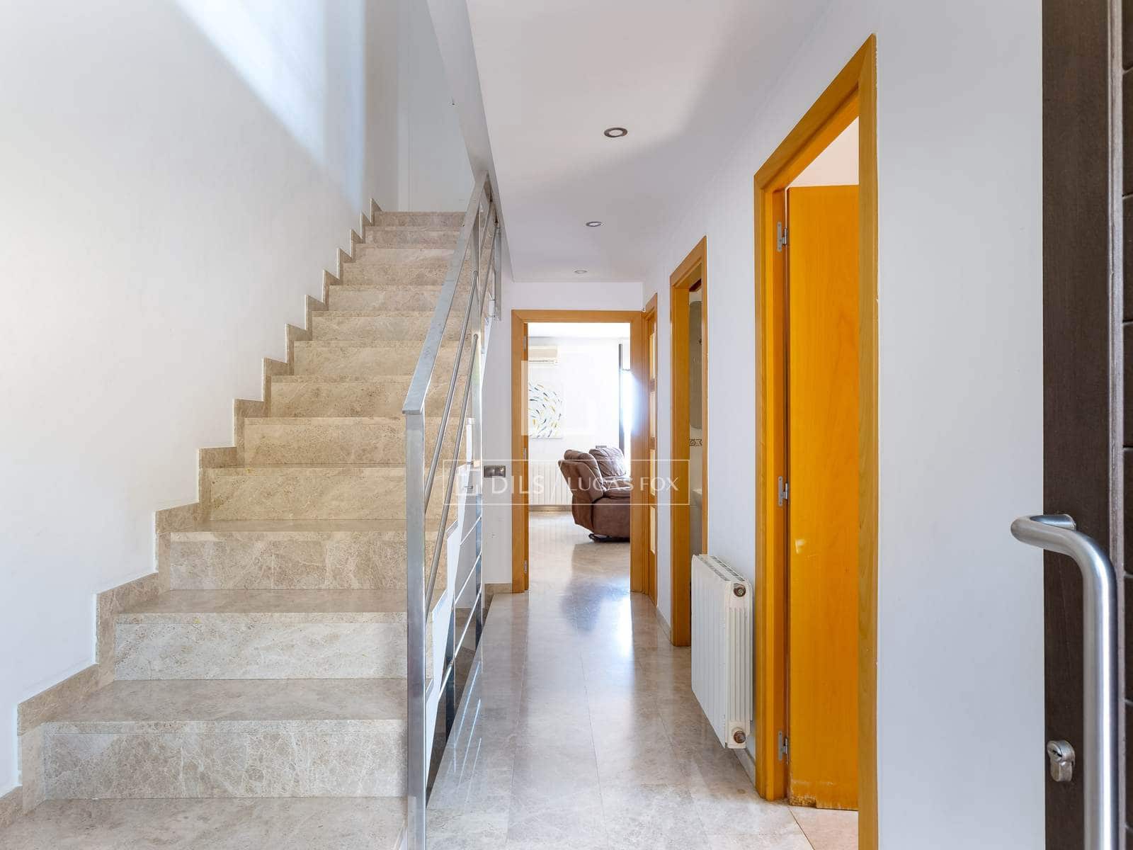 4 slaapkamer Villa te koop in Sant Vicenc de Montalt met zwembad garage - € 700.000 (Ref: 9671005)