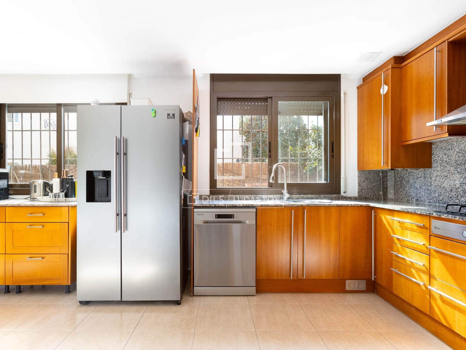 4 slaapkamer Villa te koop in Sant Vicenc de Montalt met zwembad garage - € 700.000 (Ref: 9671005)