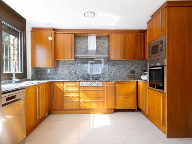 4 slaapkamer Villa te koop in Sant Vicenç de Montalt met zwembad garage - € 700.000 (Ref: 9671005)