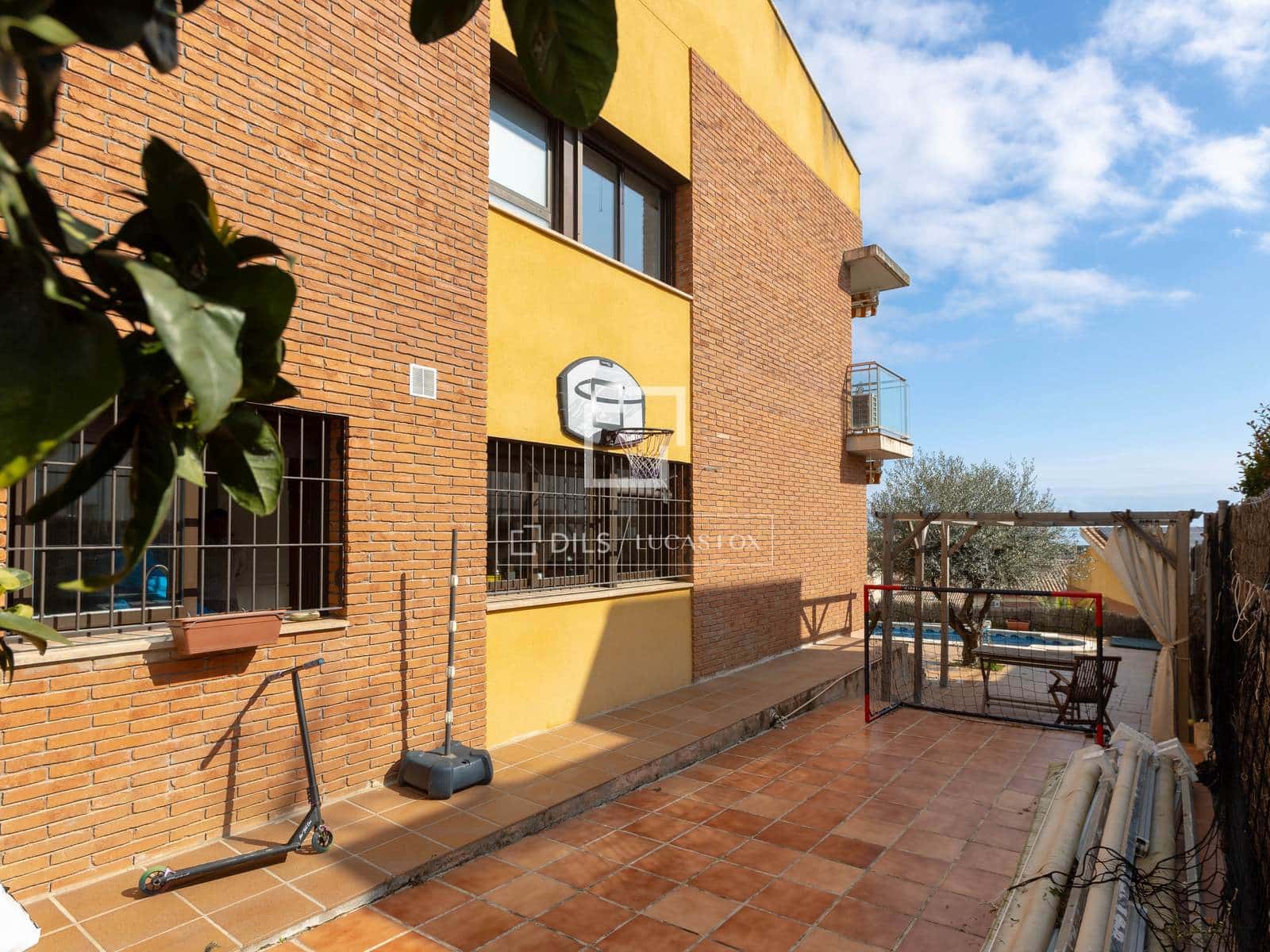 4 slaapkamer Villa te koop in Sant Vicenc de Montalt met zwembad garage - € 700.000 (Ref: 9671005)