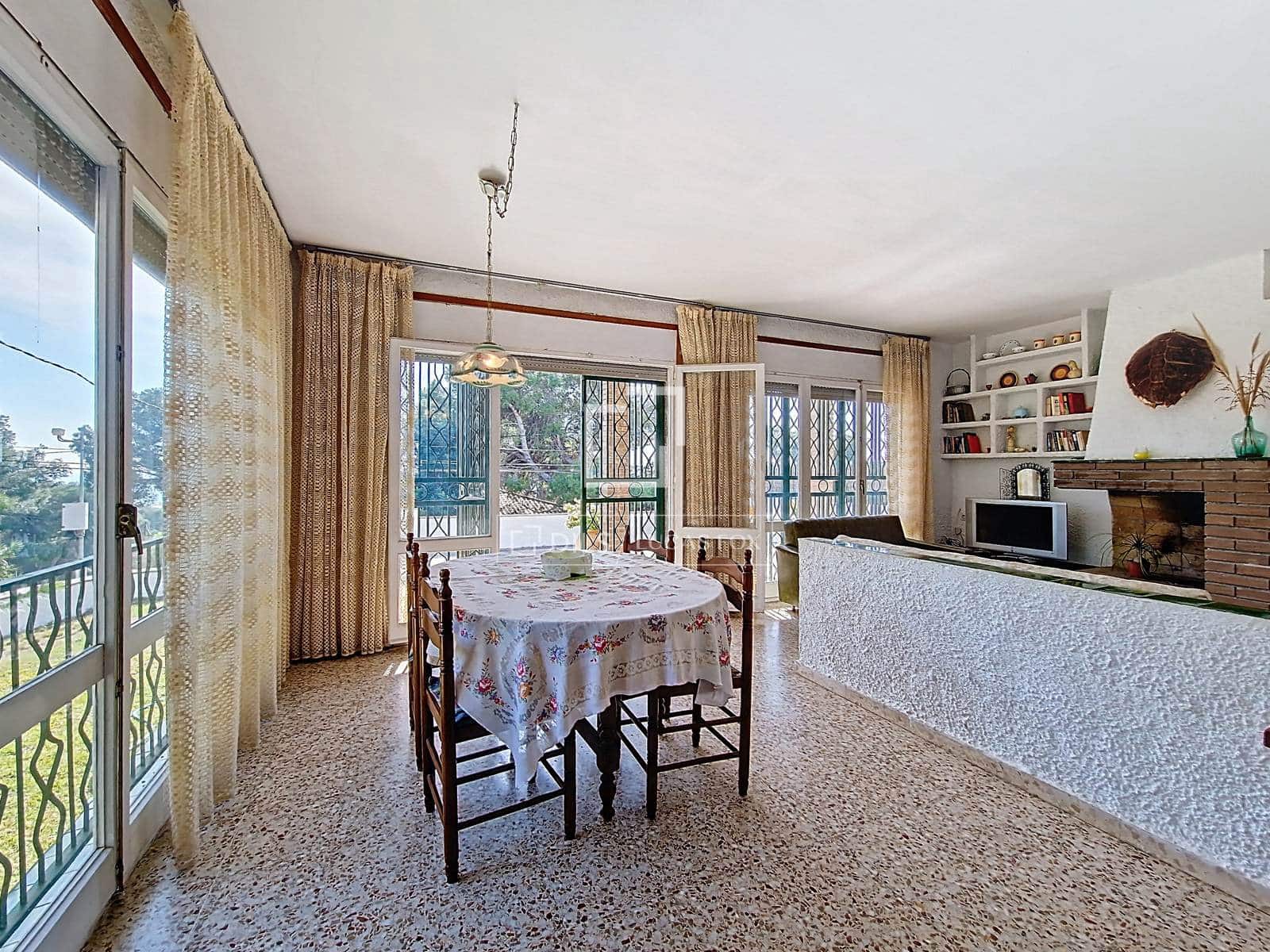 4 bedroom Villa for sale in Calafell with garage - € 489,000 (Ref: 9675065)