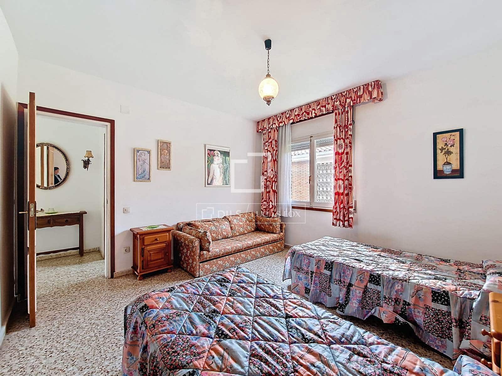 4 bedroom Villa for sale in Calafell with garage - € 489,000 (Ref: 9675065)