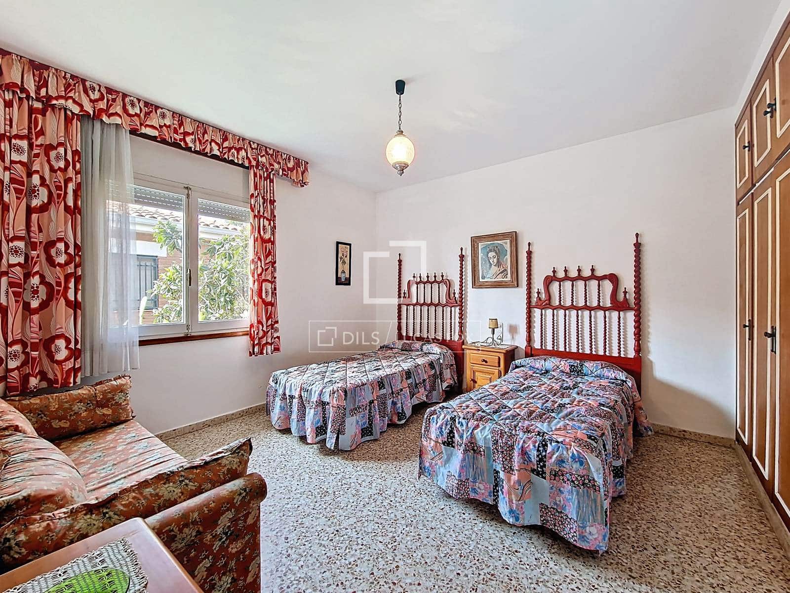 4 bedroom Villa for sale in Calafell with garage - € 489,000 (Ref: 9675065)