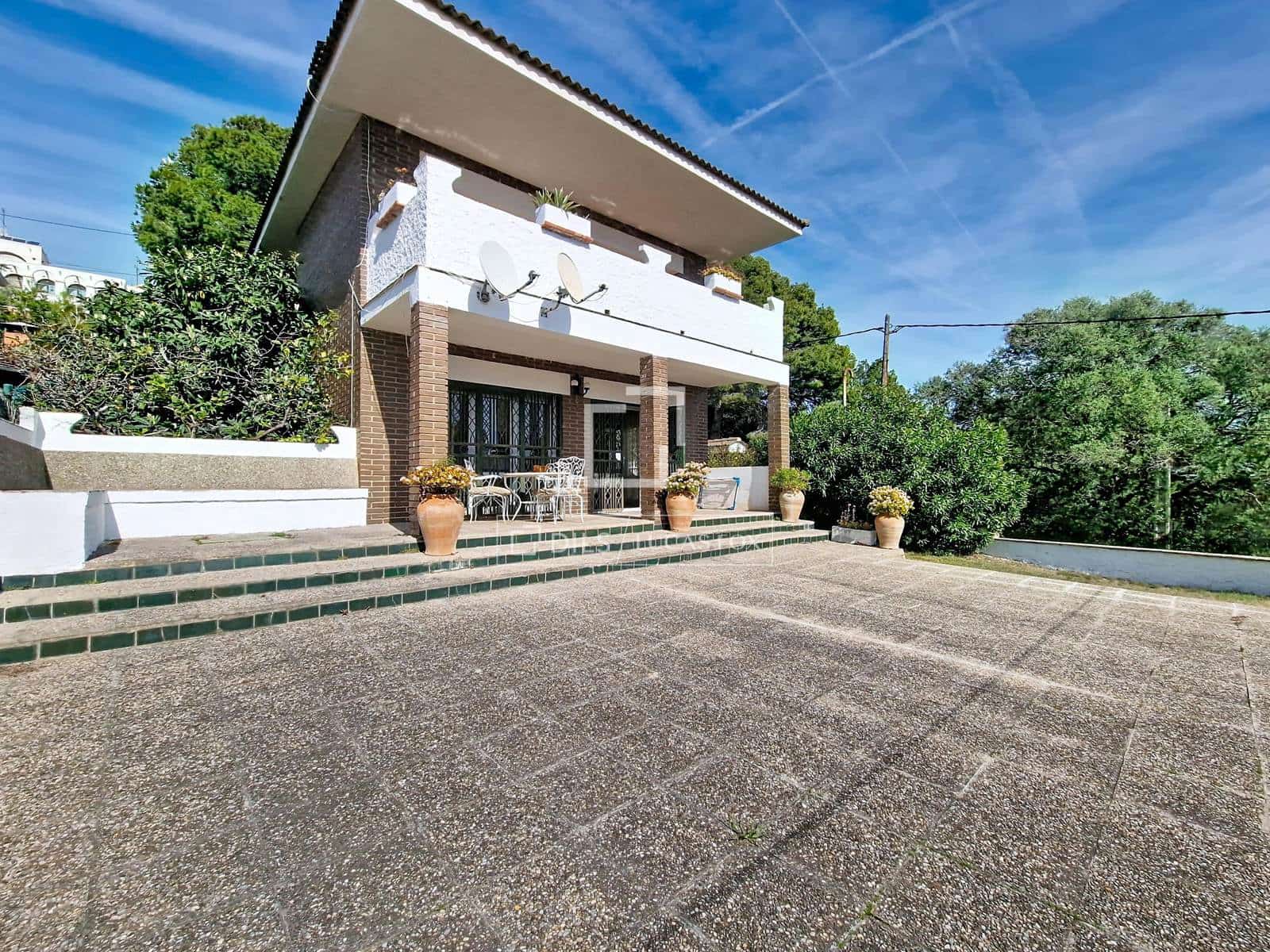 4 bedroom Villa for sale in Calafell with garage - € 489,000 (Ref: 9675065)