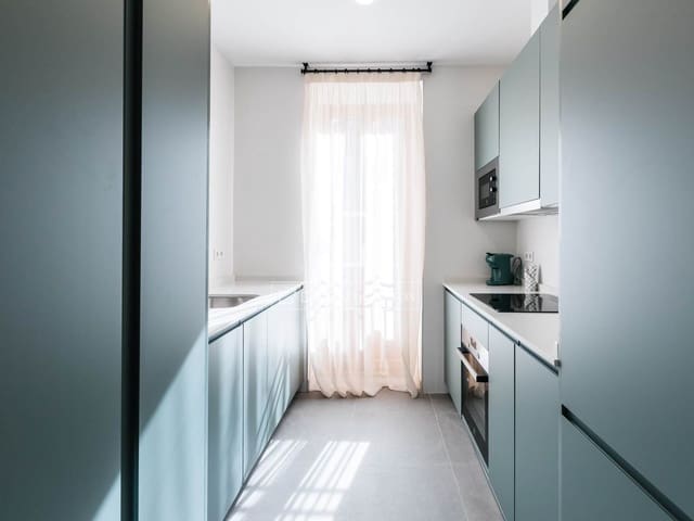 2 slaapkamer Appartement te huur in Madrid stad - € 3.300 (Ref: 9676430)