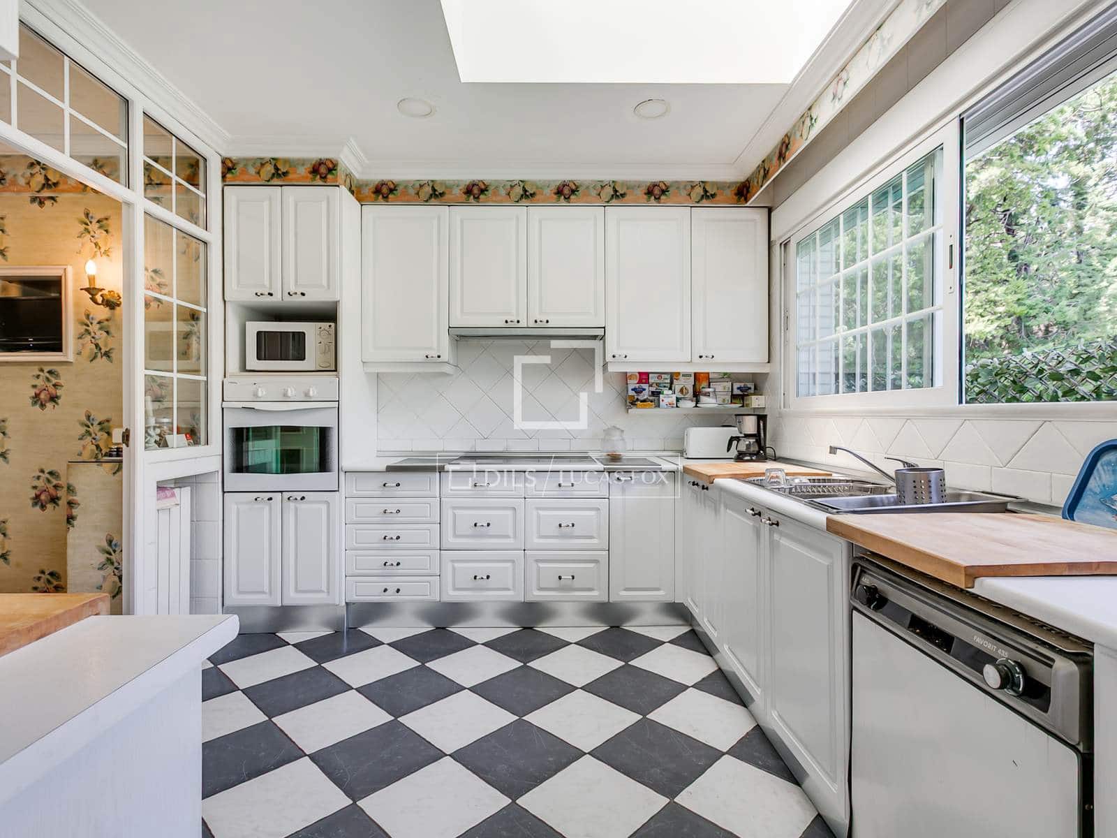 10 bedroom Villa for sale in Madrid city with pool - € 6,500,000 (Ref: 9679331)