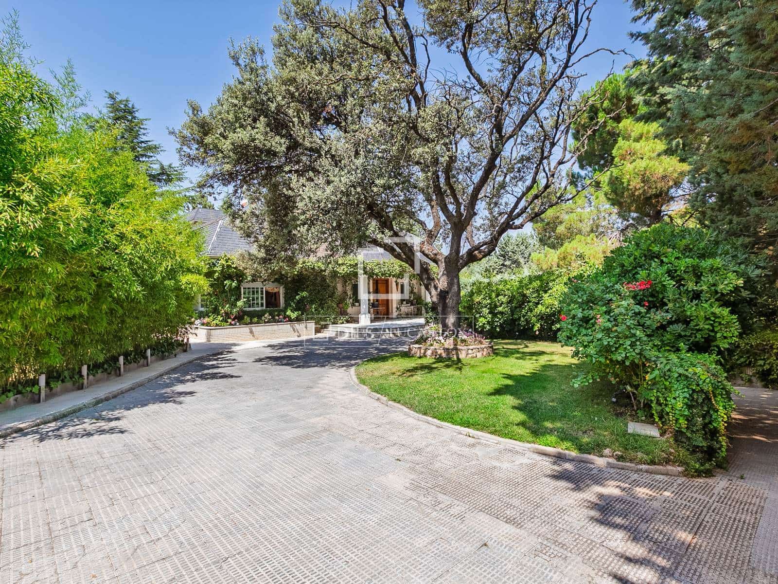 10 bedroom Villa for sale in Madrid city with pool - € 6,500,000 (Ref: 9679331)