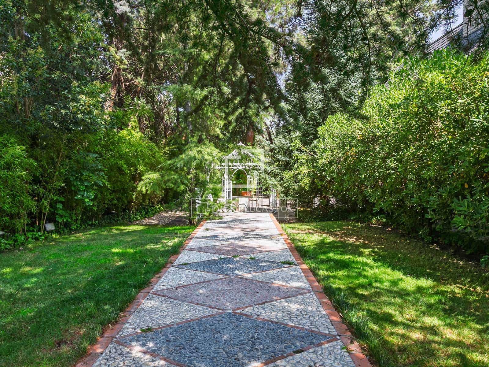 10 bedroom Villa for sale in Madrid city with pool - € 6,500,000 (Ref: 9679331)