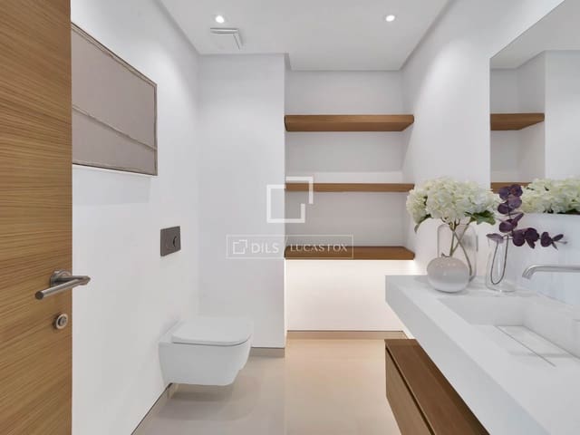 Apartamento de 4 habitaciones en Puerto Banus, Marbella en venta con piscina garaje - 4.950.000 € (Ref: 9689972)