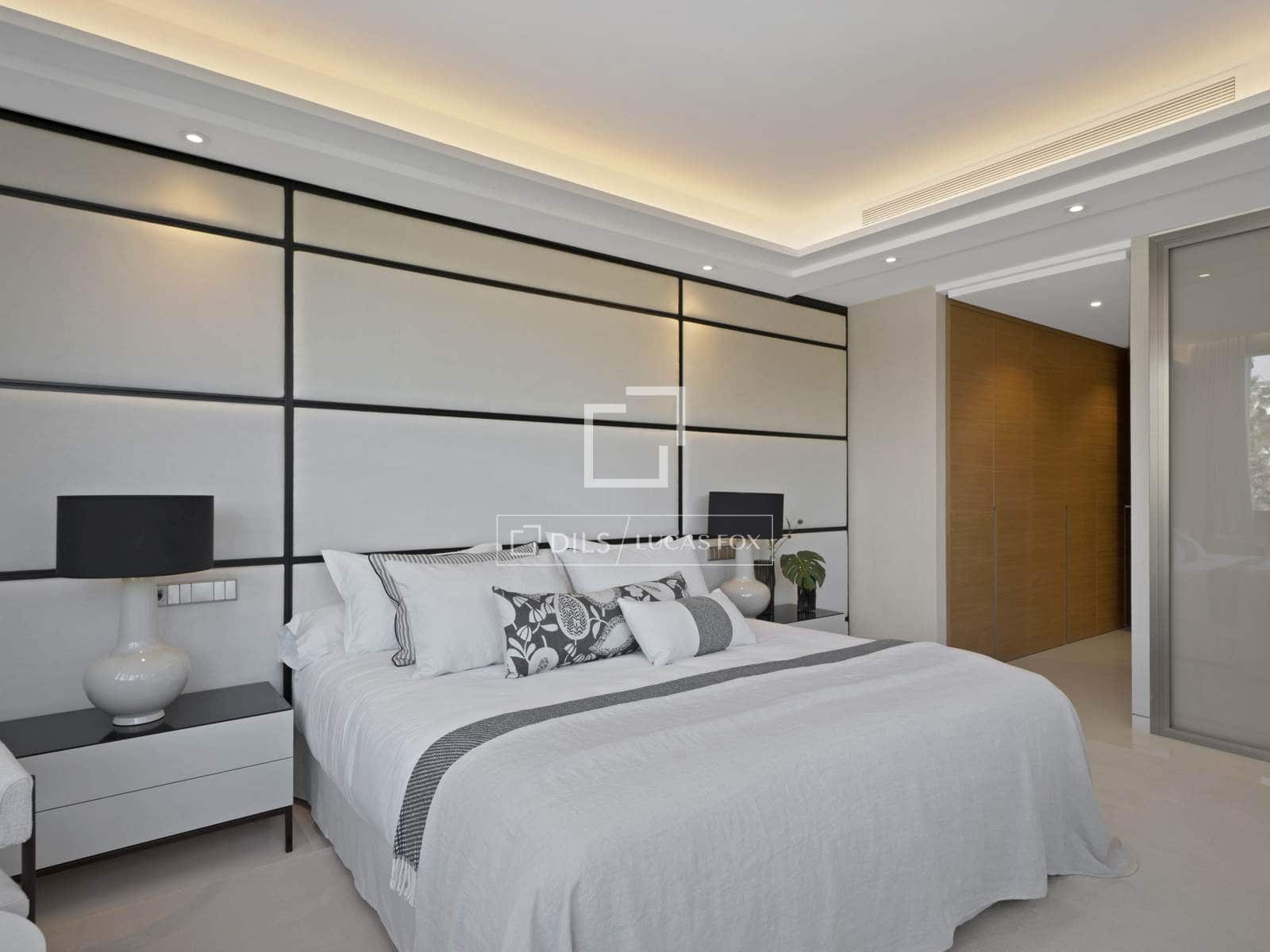 4 bedroom Apartment for sale in Puerto Banus with pool garage - € 4,950,000 (Ref: 9689972)