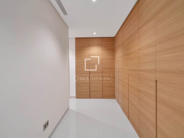 Apartamento de 4 habitaciones en Puerto Banus, Marbella en venta con piscina garaje - 4.950.000 € (Ref: 9689972)