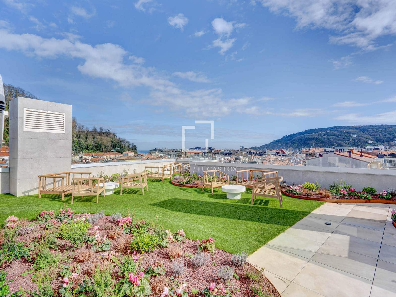 2 bedroom Apartment for sale in Donostia-San Sebastian - € 1,080,000 (Ref: 9691616)