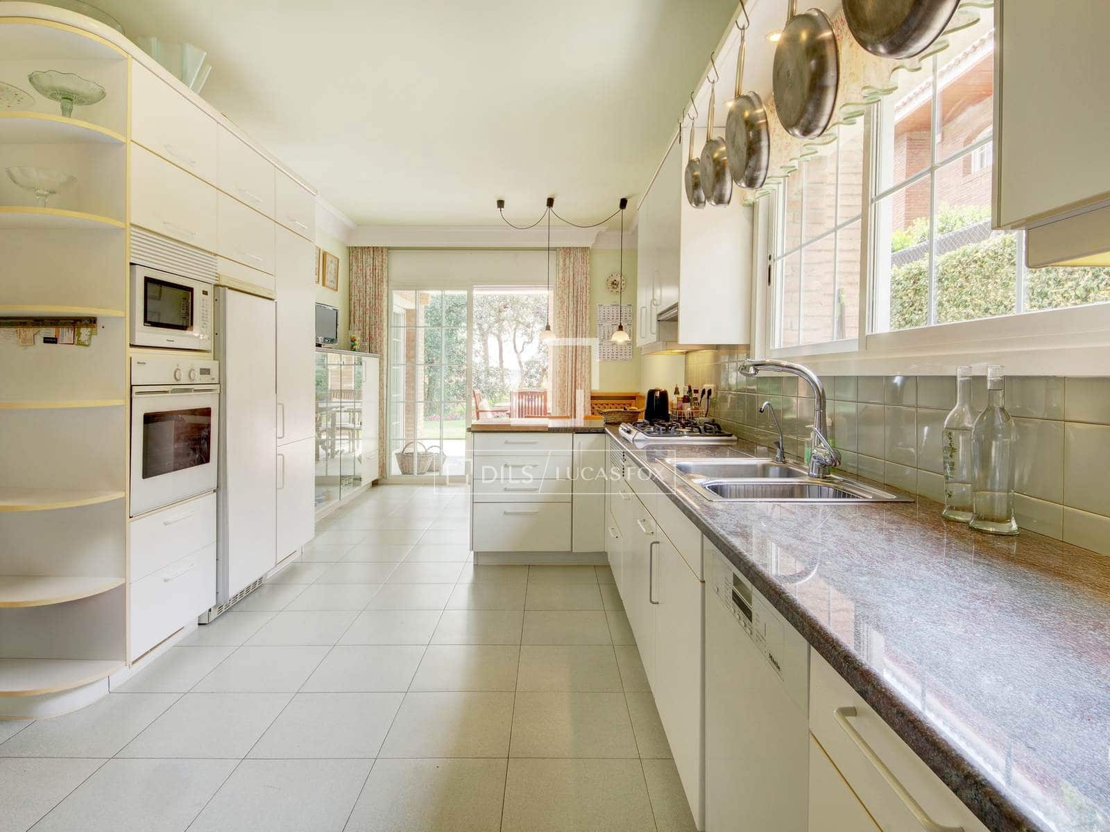 6 bedroom Villa for sale in Sant Just Desvern with garage - € 1,700,000 (Ref: 9694174)