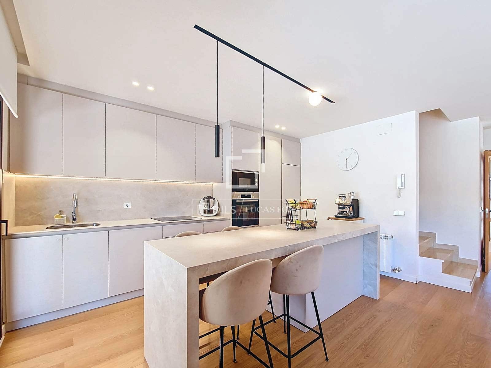 4 makuuhuone Huvila myytävänä paikassa Vilanova i la Geltru mukana uima-altaan 
autotalli - 519 000 € (Ref: 9694530)