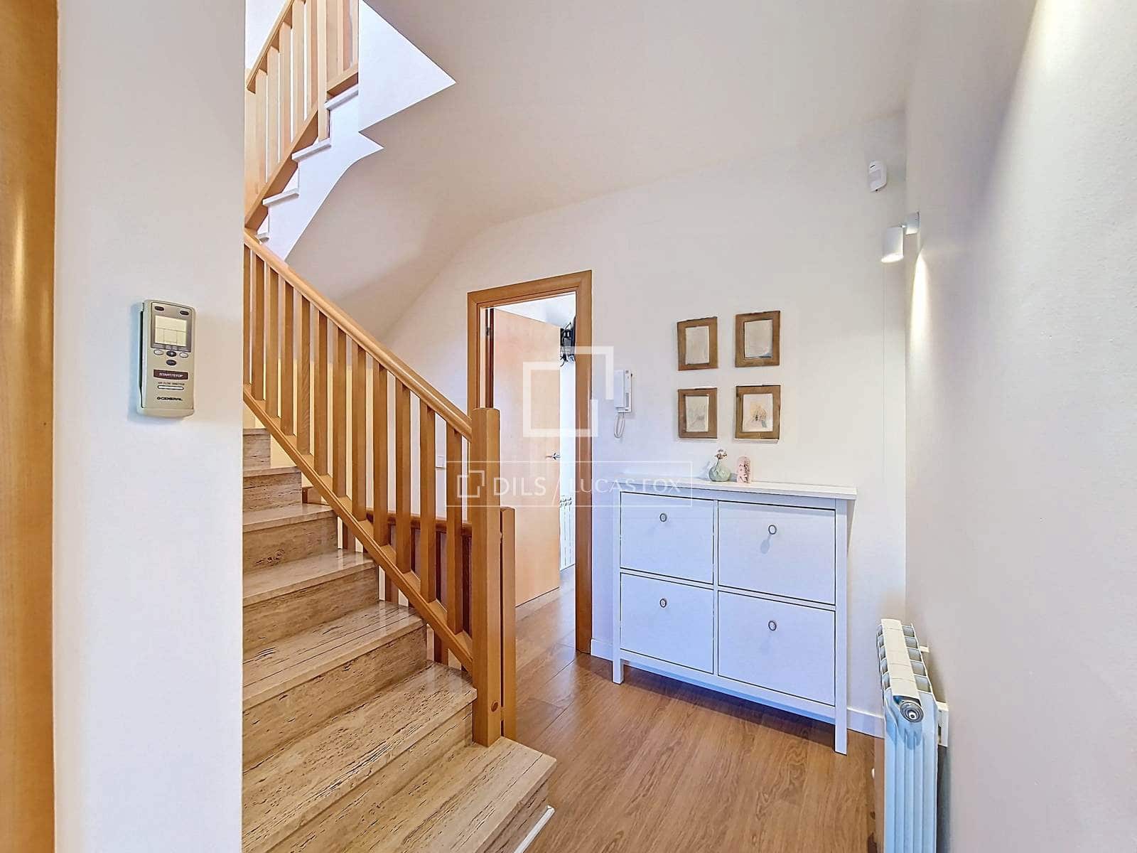 4 makuuhuone Huvila myytävänä paikassa Vilanova i la Geltru mukana uima-altaan 
autotalli - 519 000 € (Ref: 9694530)