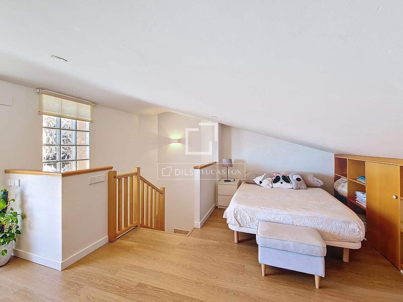 4 makuuhuone Huvila myytävänä paikassa Vilanova i la Geltru mukana uima-altaan 
autotalli - 519 000 € (Ref: 9694530)