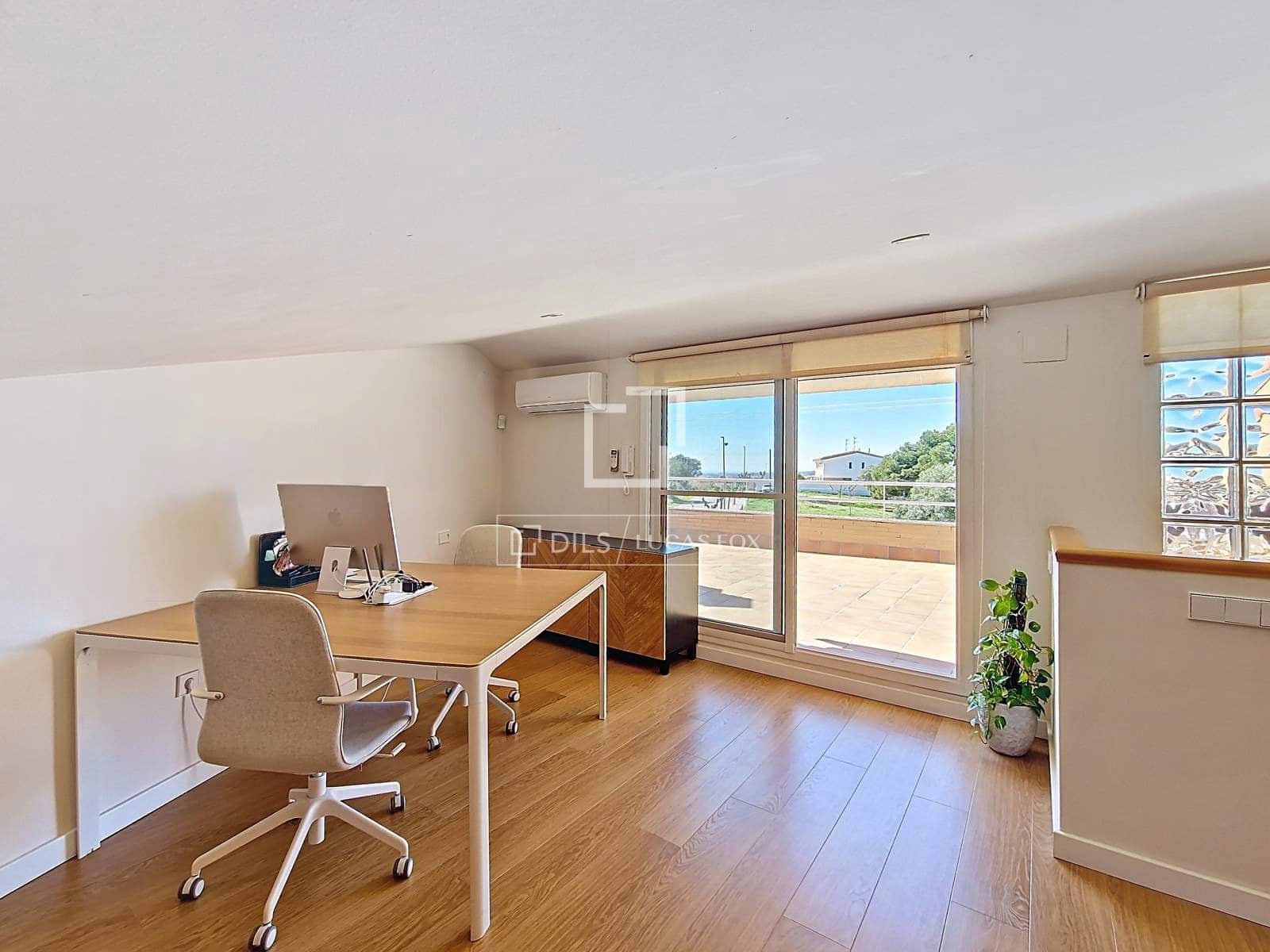 4 makuuhuone Huvila myytävänä paikassa Vilanova i la Geltru mukana uima-altaan 
autotalli - 519 000 € (Ref: 9694530)