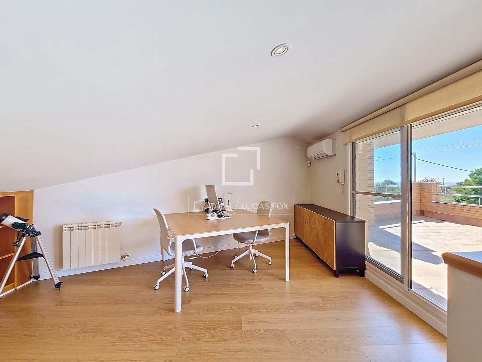 4 makuuhuone Huvila myytävänä paikassa Vilanova i la Geltru mukana uima-altaan 
autotalli - 519 000 € (Ref: 9694530)