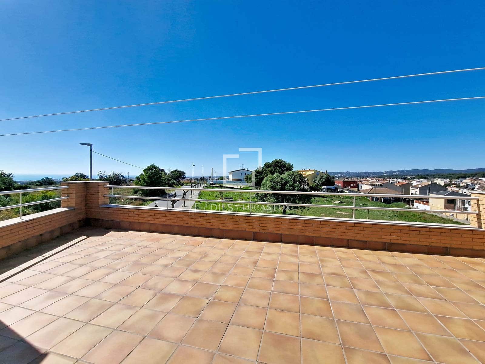 4 makuuhuone Huvila myytävänä paikassa Vilanova i la Geltru mukana uima-altaan 
autotalli - 519 000 € (Ref: 9694530)